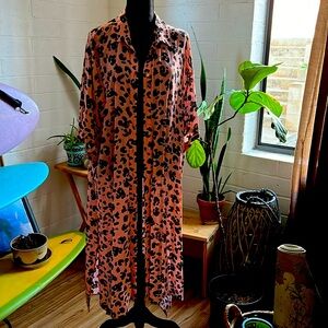 Kimono with a light pink leopard pattern